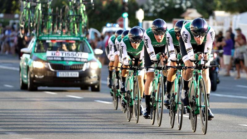 Nervios y tensión en la primera etapa de la 74ª edición de la Vuelta ciclista a España 2019.