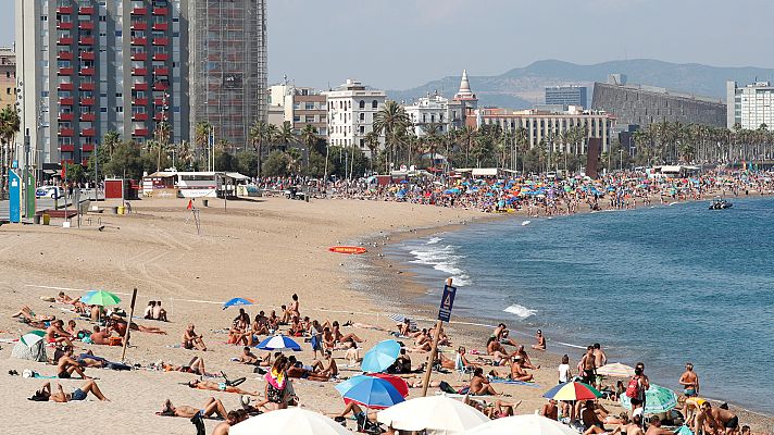 Telediario 1 - Un agente del GEAS de la Guardia Civil descubre una bomba antigua sumergida en una playa de Barcelona