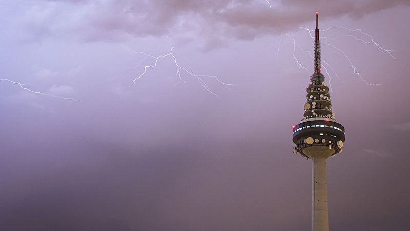 Fuertes tormentas en buena parte de la Península y en Baleares - Ver ahora