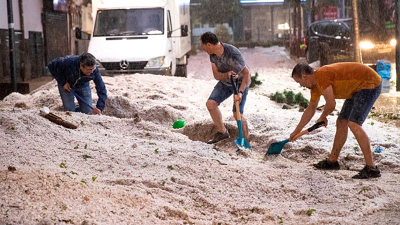 Una fuerte tormenta causa inundaciones y cortes en las carreteras y el metro de Madrid | Ver