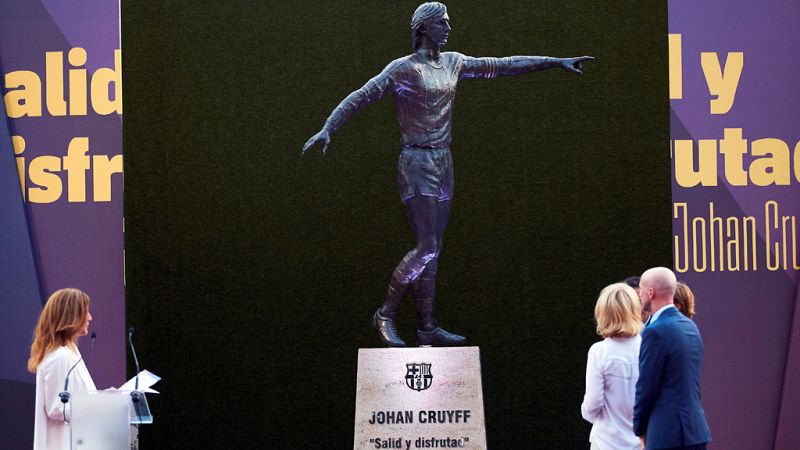 El Barcelona inaugura la estatua homenaje a Johan Cruyff | Ver