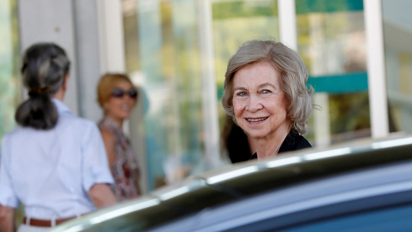 El rey Juan Carlos ya ha pasado a planta y su evolución sigue siendo positiva - Informativo 24h | Ver