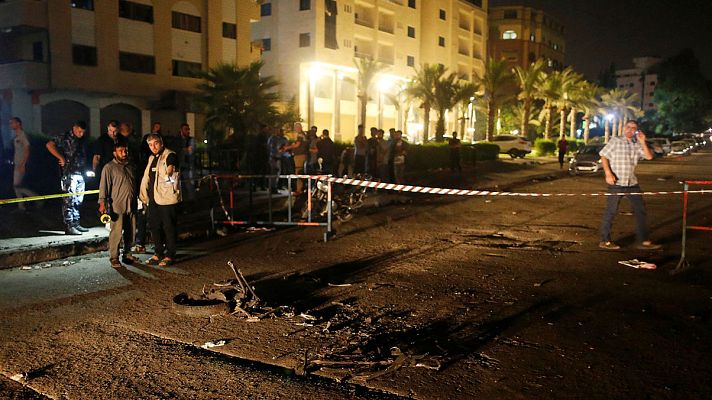 Telediario 1 - Mueren tres policías en dos explosiones en Gaza