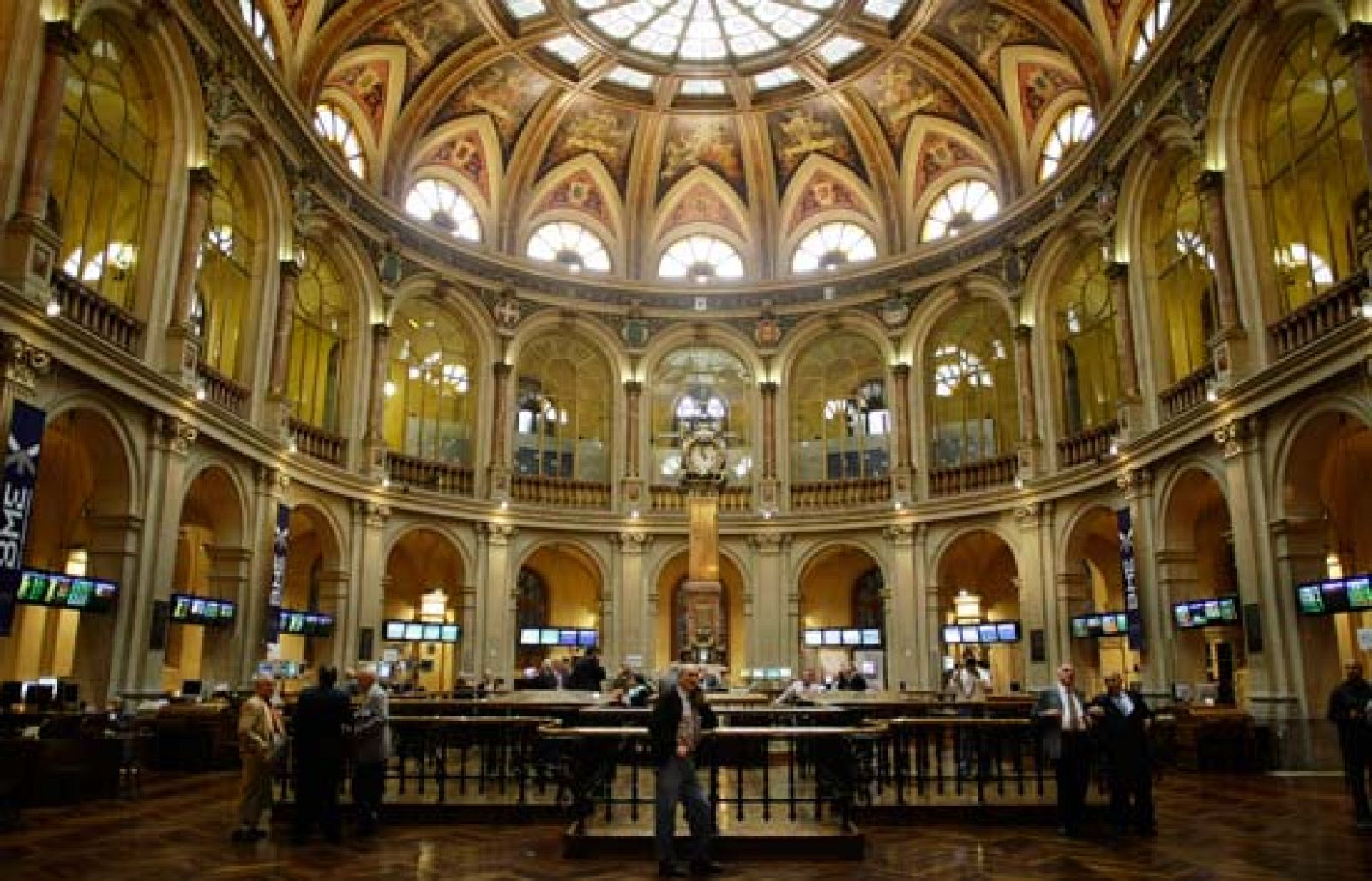 Economía 24H - El Ibex-35 sube el 0,67% y recupera el nivel de los 9.700 puntos con la ayuda de los grandes valores - Economía en 24 horas | Ver