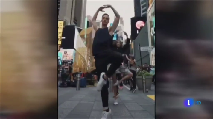 Telediario 1 - 300 bailarines de Manhattan bailan para defender las clases de ballet que va a recibir el hijo del príncipe Guillermo de Inglaterra
