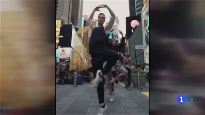 300 bailarines de Manhattan bailan para defender las clases de ballet que va a recibir el hijo del príncipe Guillermo de Inglaterra