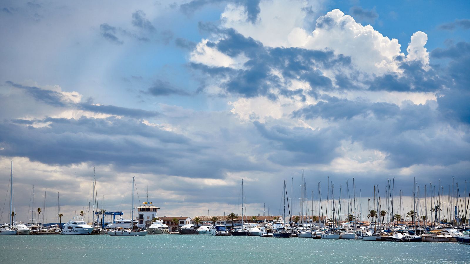 Chubascos y tormentas localmente fuertes en el litoral catalán y Baleares - Ver ahora