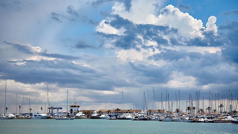 Chubascos y tormentas localmente fuertes en el litoral catalán y Baleares - Ver ahora