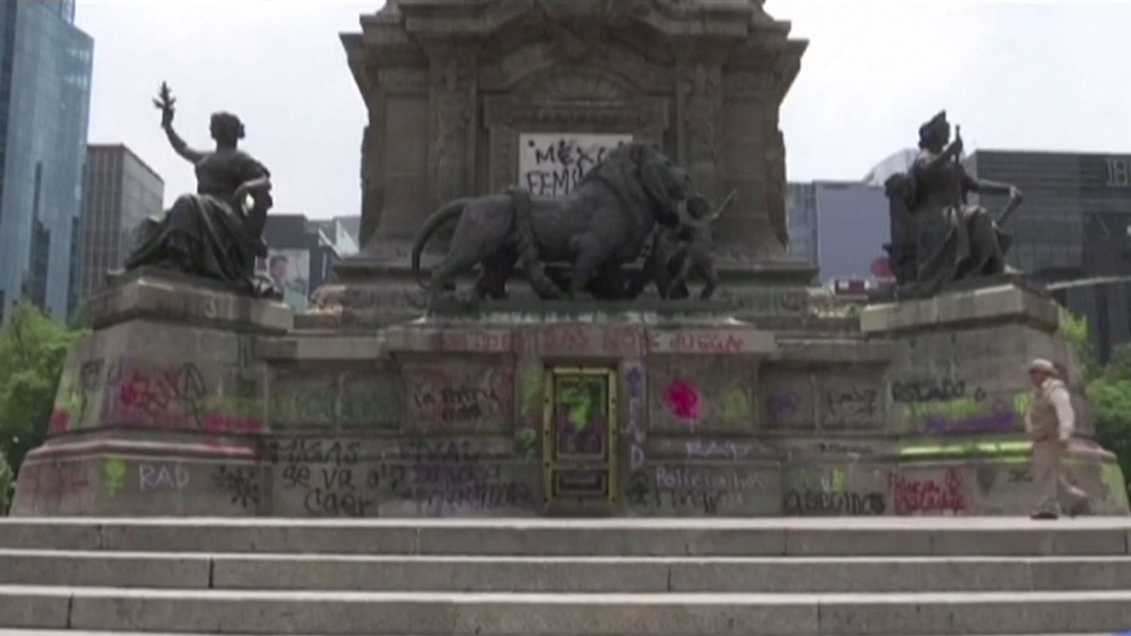 Polémica pintada de mujeres contra la violencia machista en México