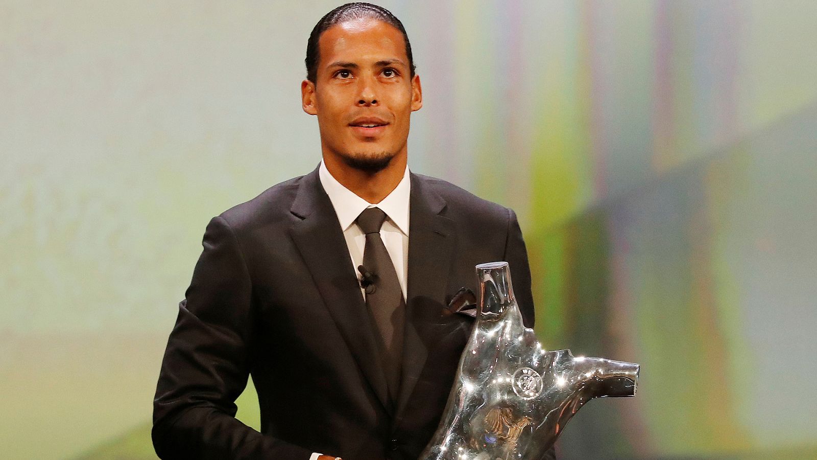 El holandés del Liverpool Van Dijk ha sido elegido mejor jugador del año en la UEFA. Es el primer defensa que lo consigue y ha superado en la votación a Messi y Cristiano.