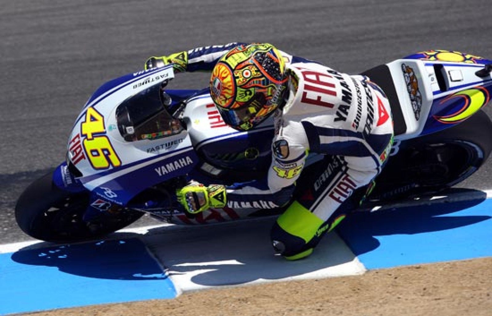 Rossi, Lorenzo y Stoner protagonizan un espectacular duelo.