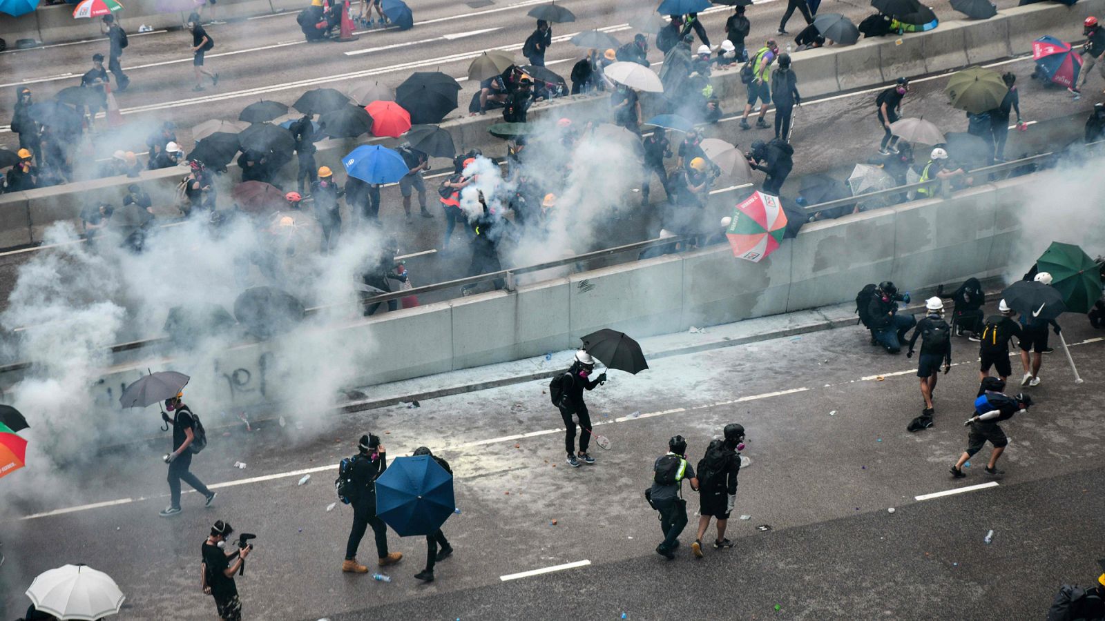 Los manifestantes se enfrentan a la Policía durante una marcha no autorizada en Hong Kong