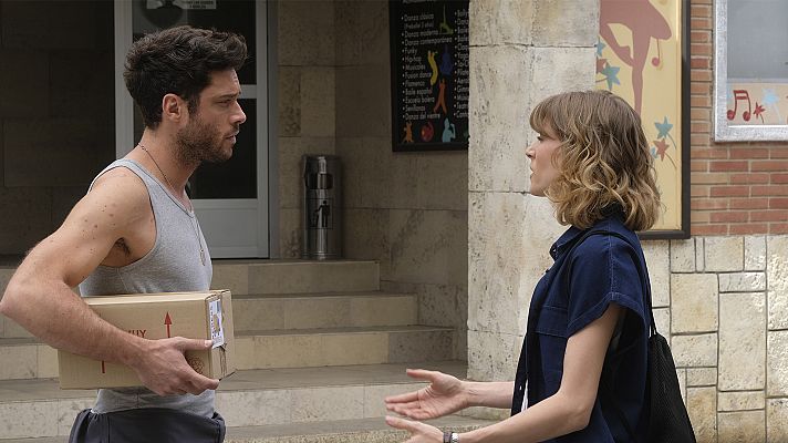 Servir y proteger - Álvaro y Silvia discuten en la plaza de La Parra