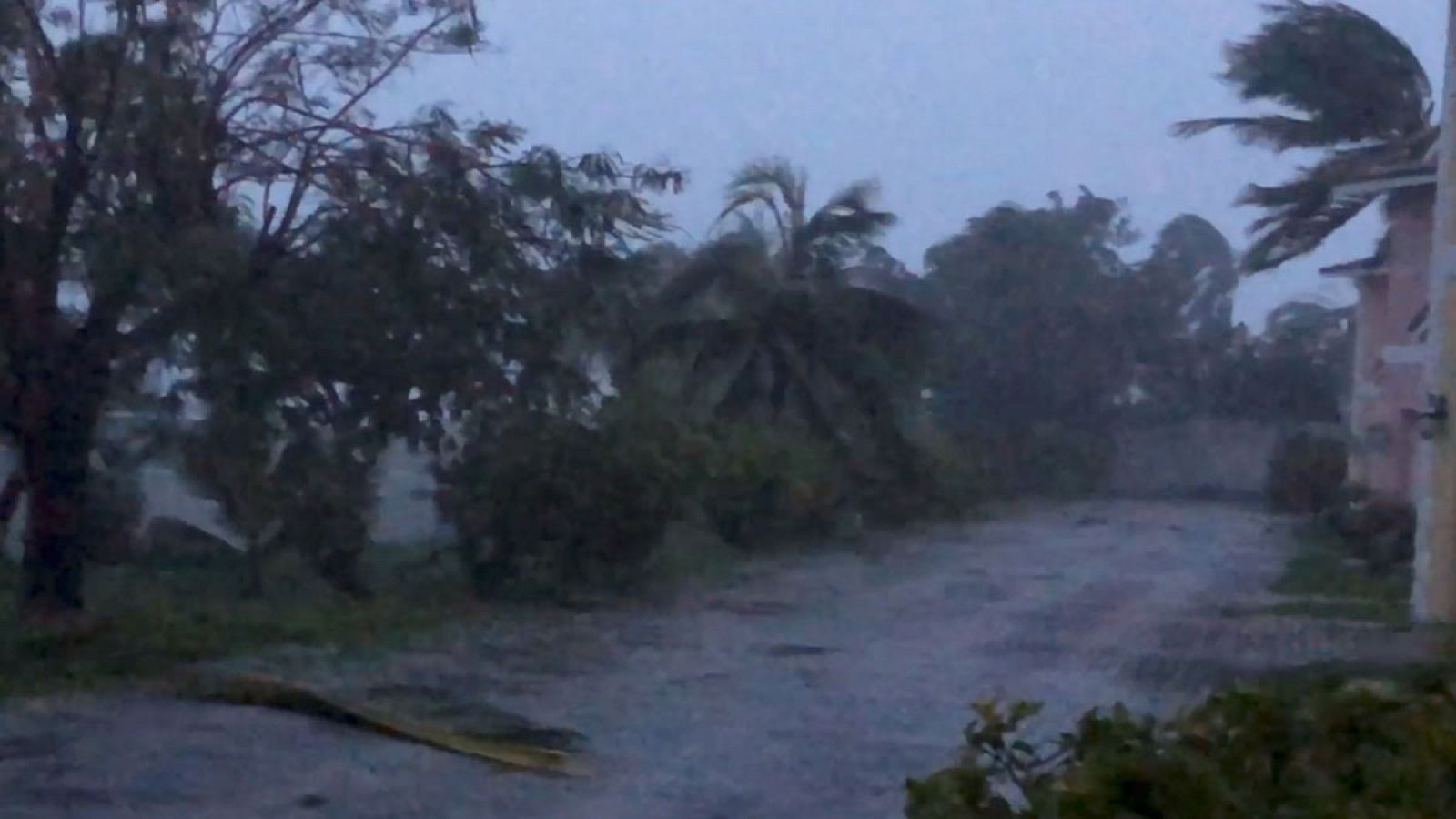La "furia" del huracán Dorian castiga las Bahamas y se acerca a Estados Unidos