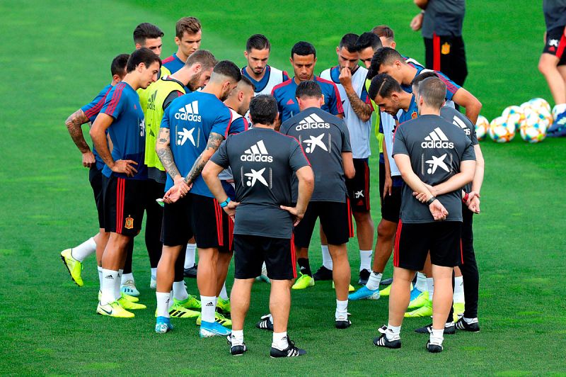 España inicia los entrenamientos con un recuerdo a la hija de Luis Enrique | Ver