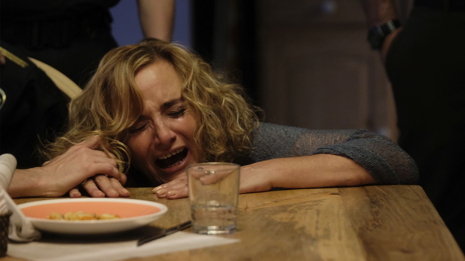 Elvira y Ricky descubren que Luis ha fallecido