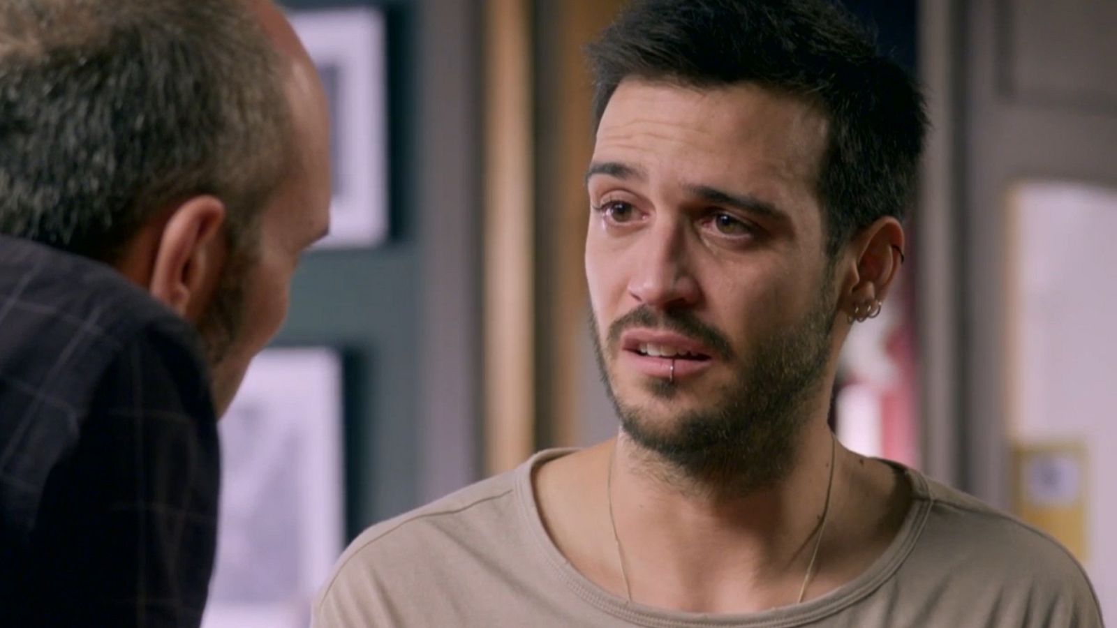 Ricky le confiesa a Luis que violó a Marga