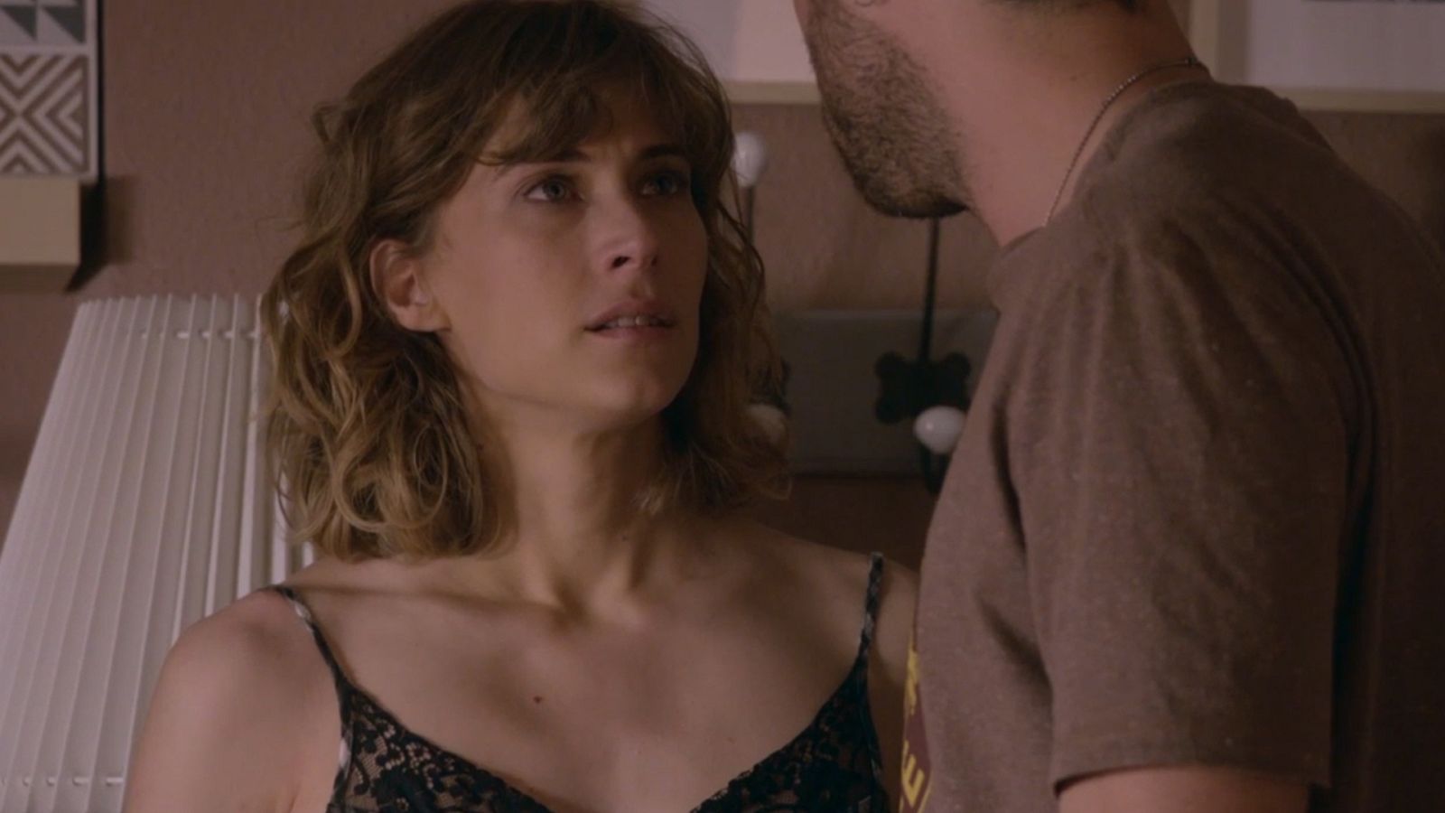 Silvia le comunica a Álvaro que Luis ha fallecido