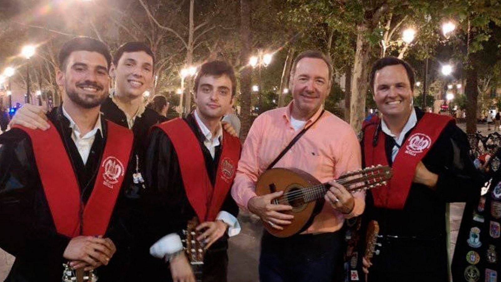 Kevin Spacey canta 'La Bamba' junto a una tuna de Sevilla
