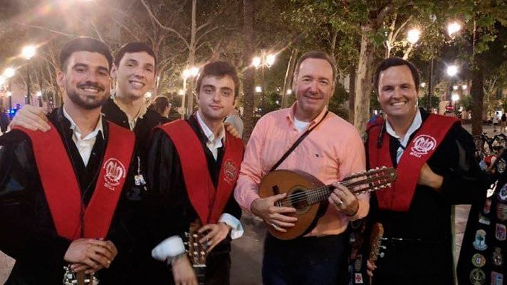 Telediario 1 - Kevin Spacey canta 'La Bamba' junto a una tuna de Sevilla