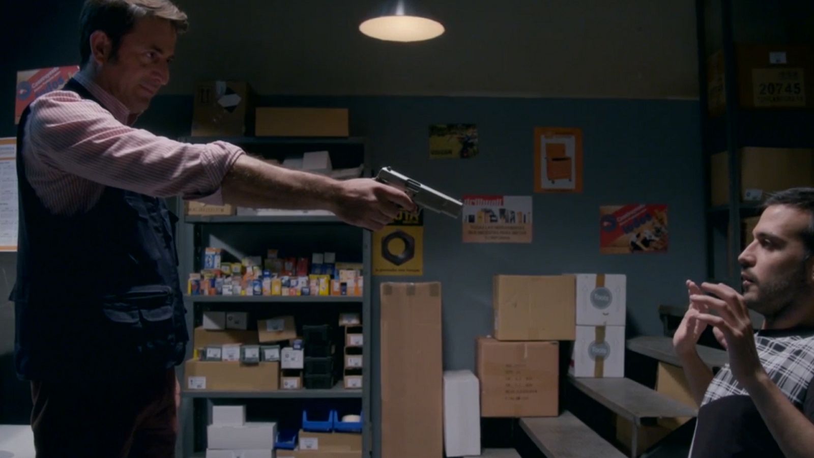 Damián secuestra a Ricky en la ferretería