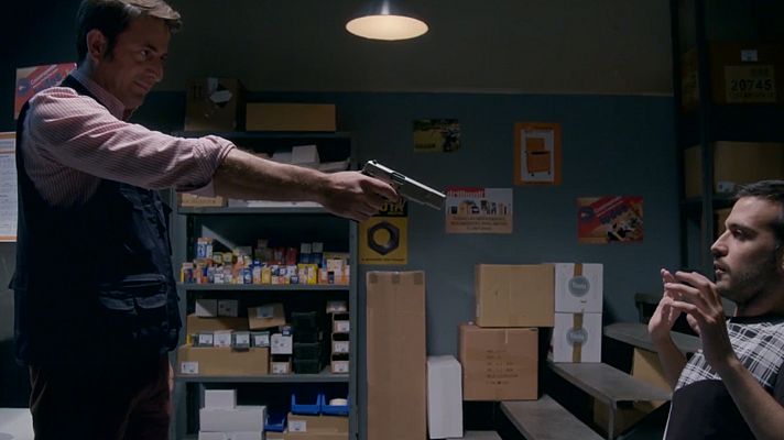 Servir y proteger - Damián secuestra a Ricky en la ferretería