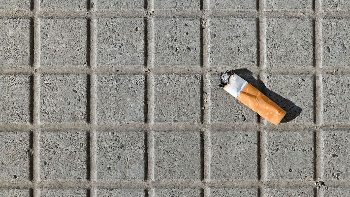 Telediario 1 - Portugal declara la guerra a las colillas