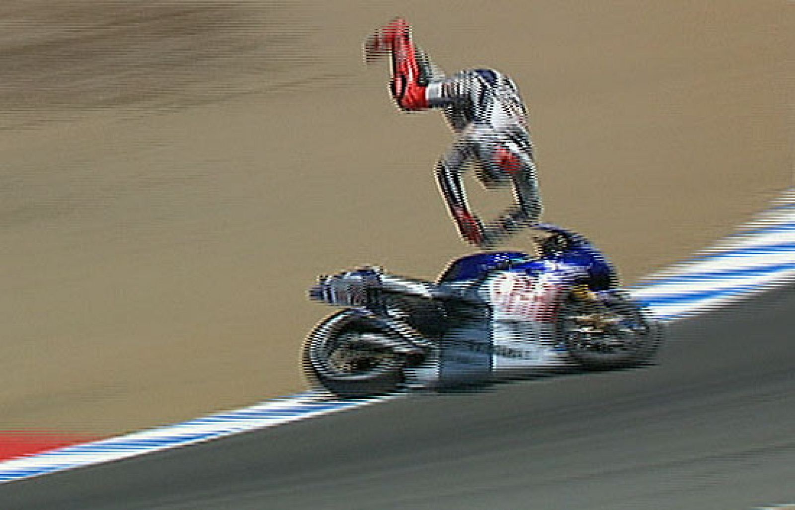 Lorenzo y Stoner han sufrido caídas muy aparatosas.
