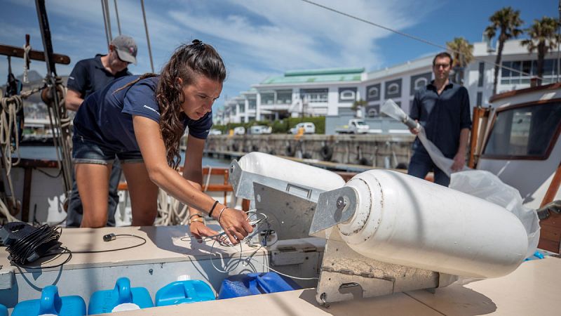 Dos españoles han colaborado en la elaboración de un mapa que refleje el impacto del hombre sobre el océano. Han sido cuatro años de navegación a bordo del velero 'Flor de pasión' en los que se han encontrado plásticos en los mares, e incluso, contam