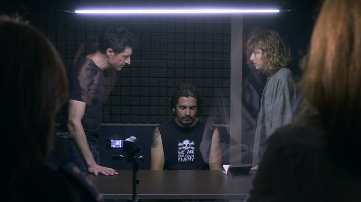 Servir y proteger - Ibarra y Miralles sospechan cada vez más de Font