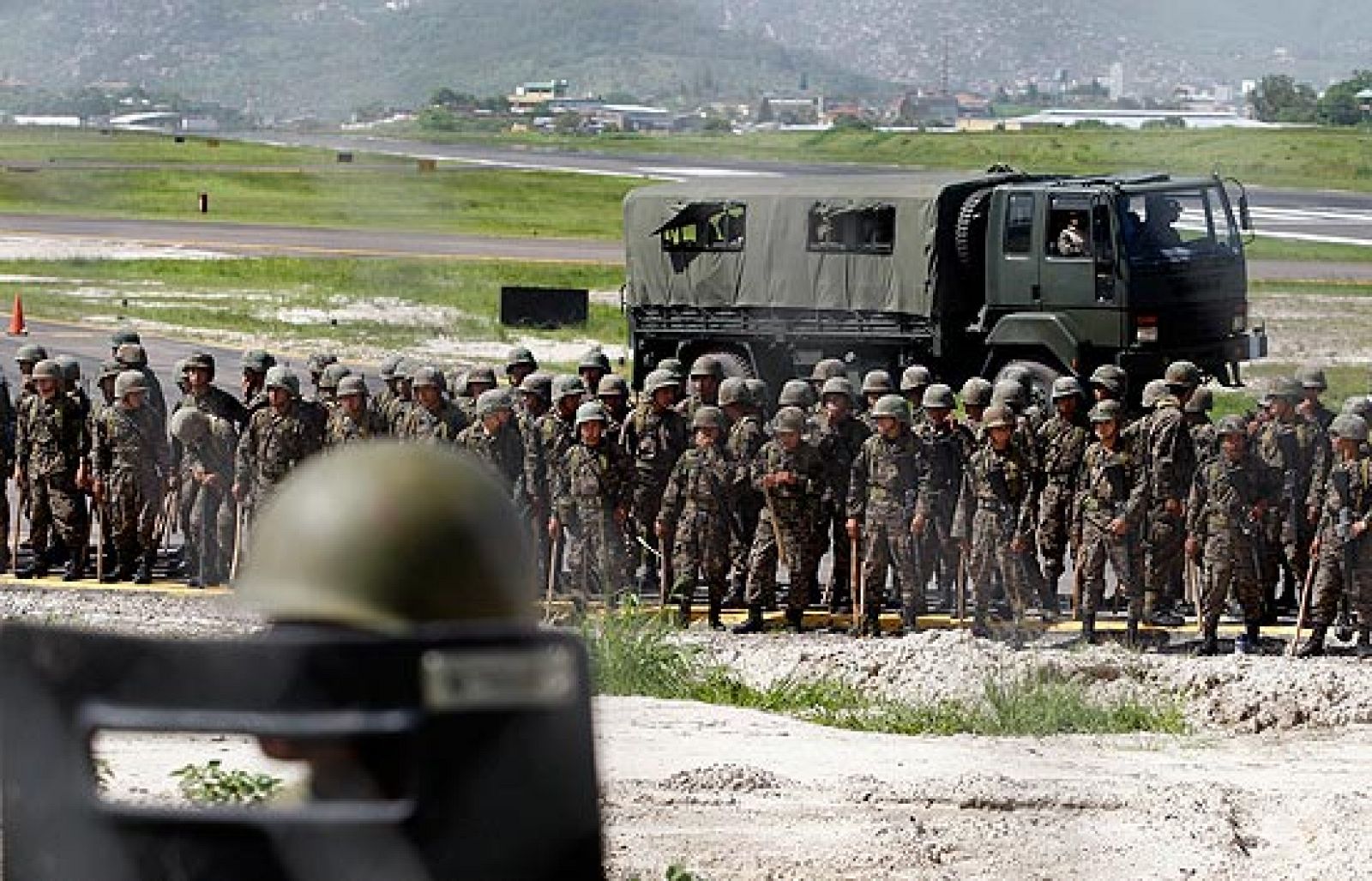 Tensión en el aeropuerto de Tegucigalpa por la vuelta de Zelaya a Honduras.