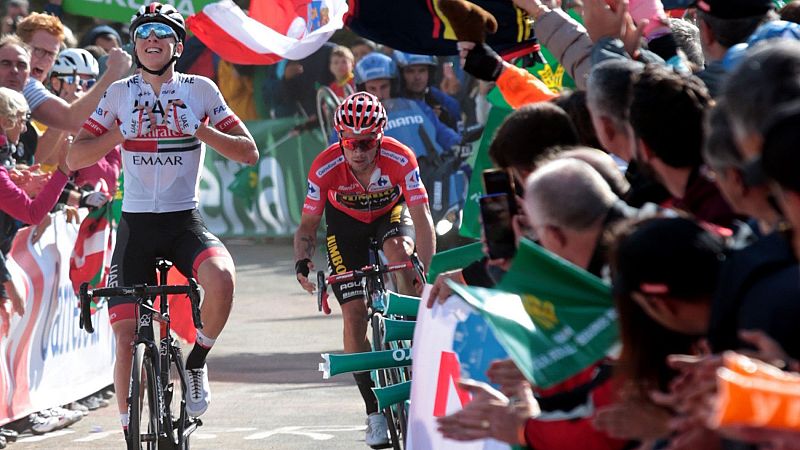 Vuelta 2019 | Pogaar y Roglic clavan la bandera de Eslovenia en Los Machucos