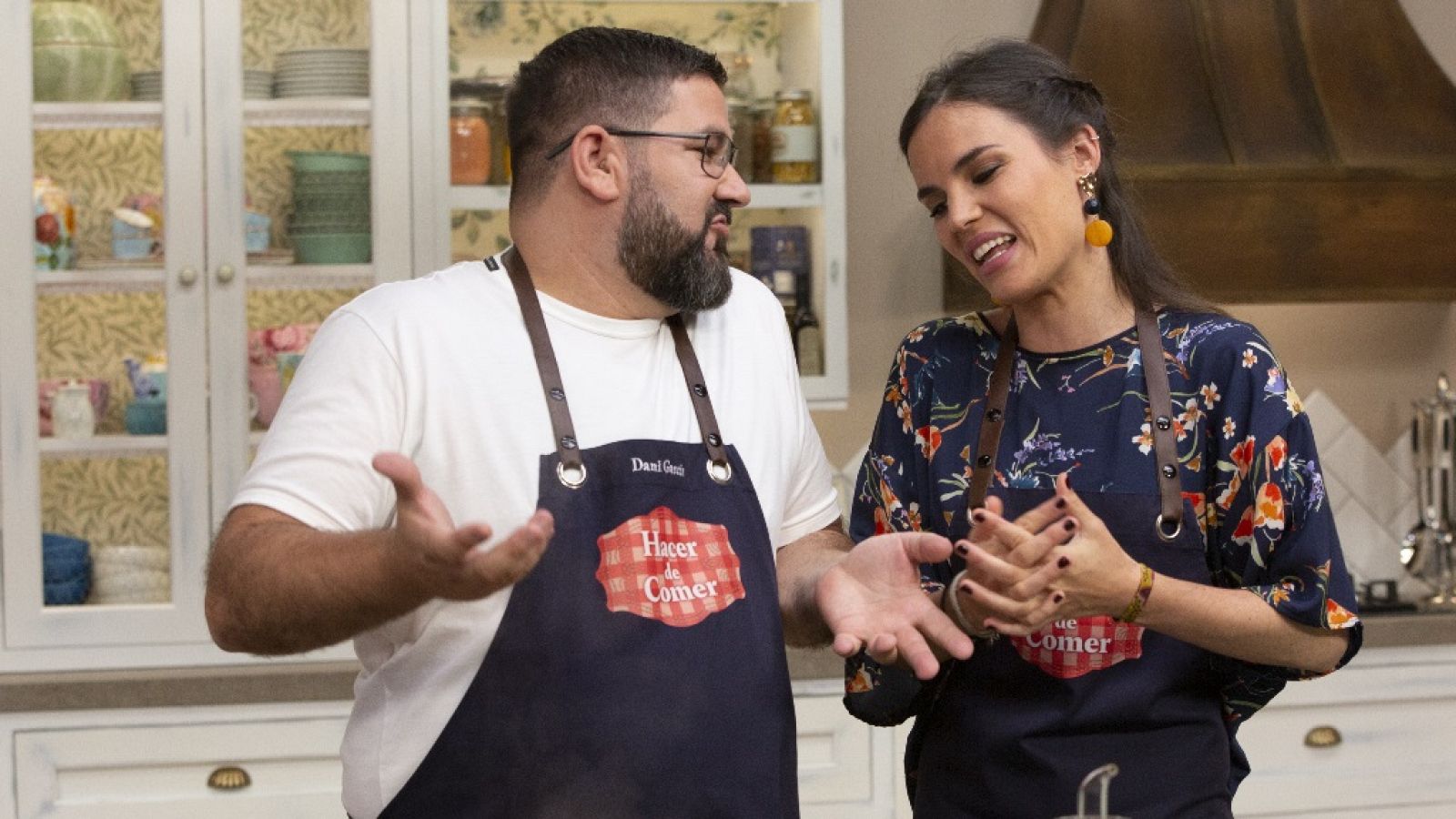 Hacer de comer - Patatas con chirlas y tarta de zanahoria - ver ahora