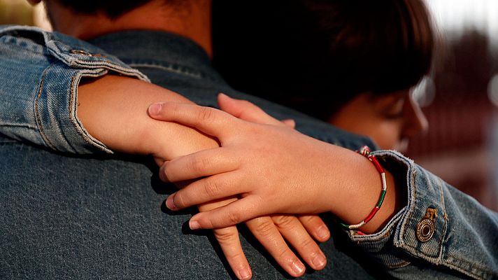 Telediario 1 - Miles de alumnos regresan a clase en aulas prefabricadas