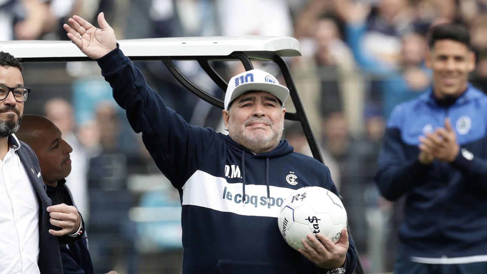 Maradona ilusiona en su regreso a los banquillos | Ver