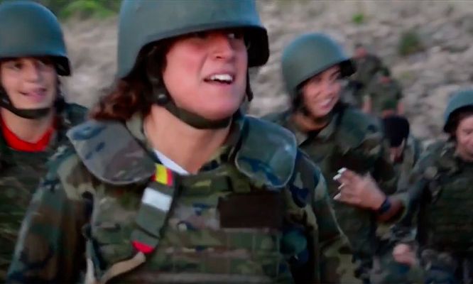 Telediario 1 - Las 'leonas' se preparan con el ejército
