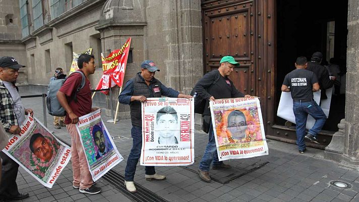 Telediario 1 - Las familias de los 43 desaparecidos, "al límite"