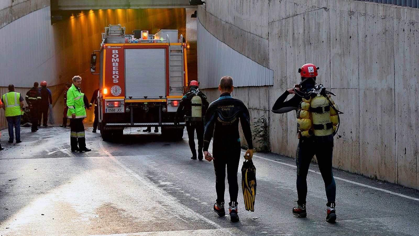 Los servicios de emergencia trabajan para contener las inundaciones en Murcia y Almería - Informativo 24h | Ver
