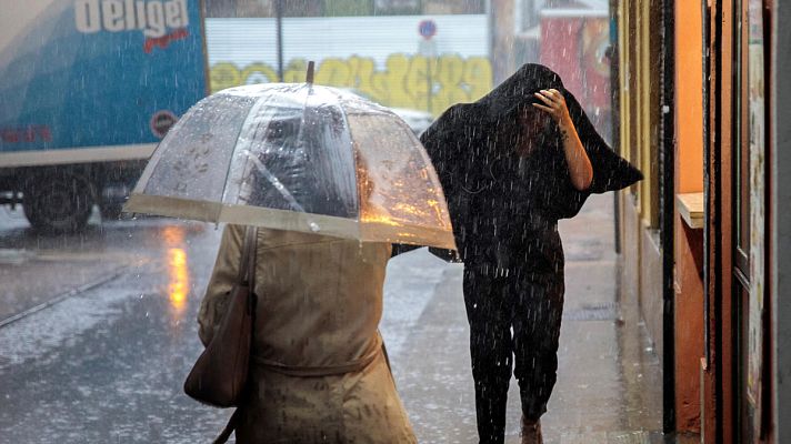 Informativo 24h - Los bomberos han rescatado a 13 personas en Alicante donde los vecinos han subido a los tejados de sus casas anegadas