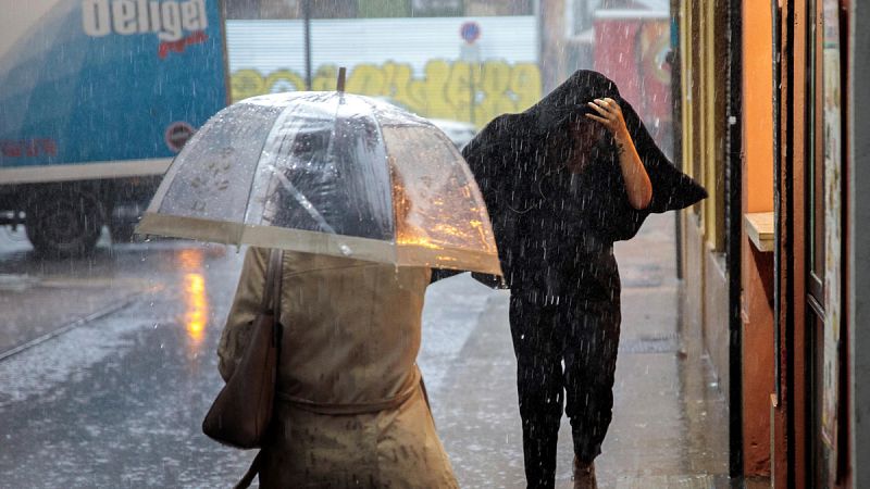 Los bomberos han rescatado a 13 personas en Alicante donde los vecinos han subido a los tejados de sus casas anegadas - Informativo 24h | Ver
