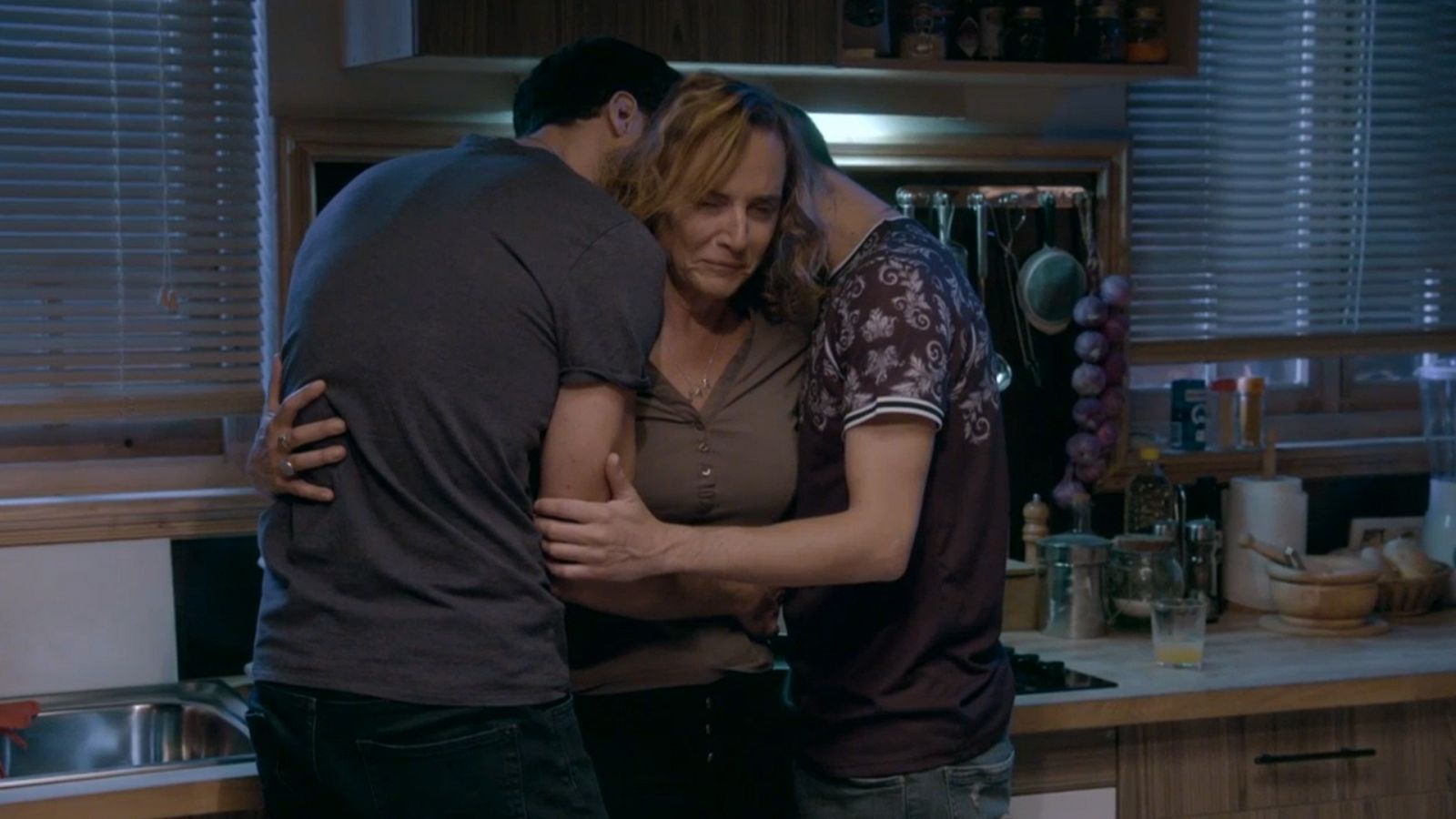 Elvira sufre un ataque delante de Álvaro y Ricky