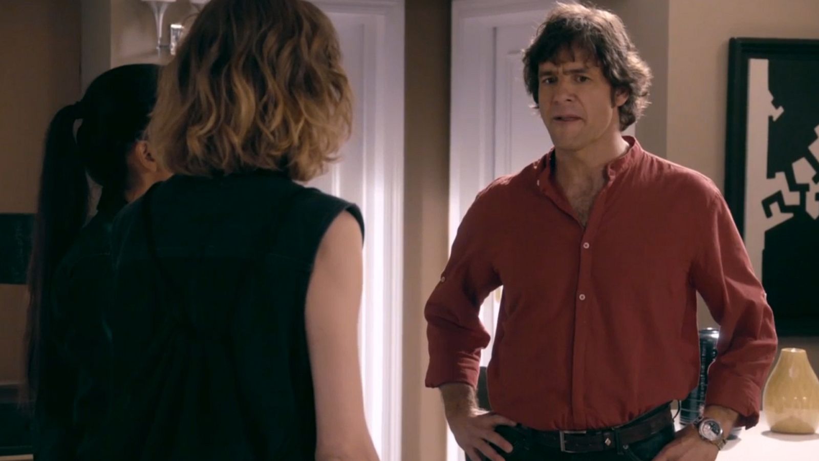 Silvia y Nacha registran la casa de Santos Mercader