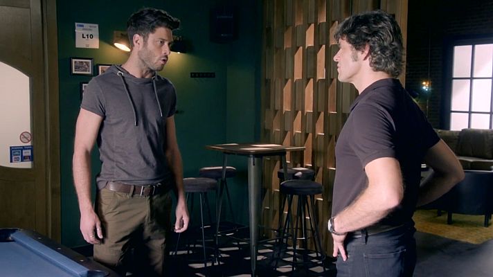 Servir y proteger - Álvaro hace negocios con Santos Mercader