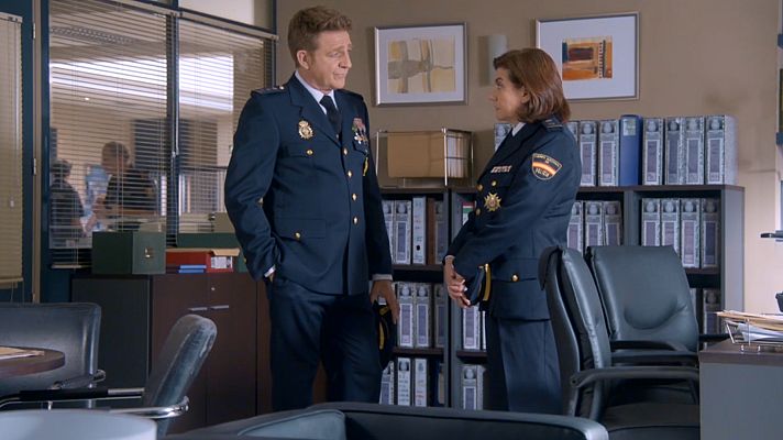 Servir y proteger - Miralles y Bremon guardan luto por la muerte de Ibarra