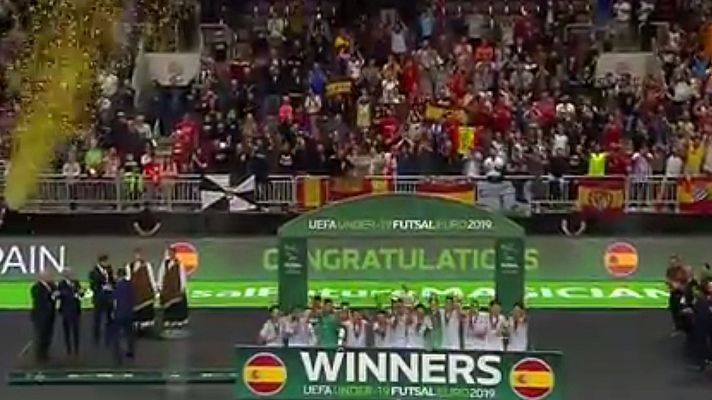  - La selección española sub'21 de fútbol sala recibe la copa