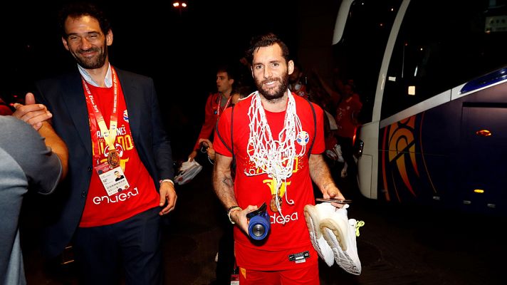 Telediario 1 - Máxima expectación para recibir a los campeones del mundo