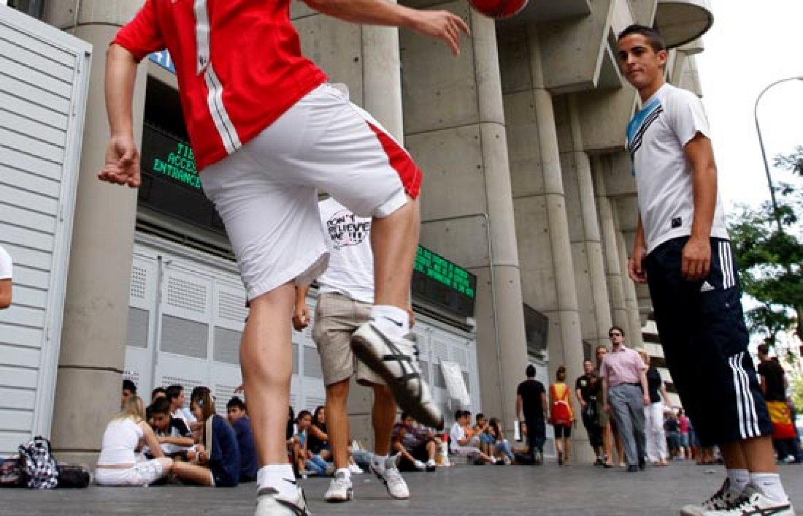 Colas para recibir a CR9 | Ver