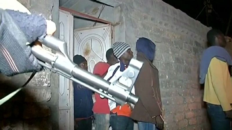 La policía italiana detiene a tres hombres acusados de torturar a migrantes libios y pedirles dinero a sus familias | Ver