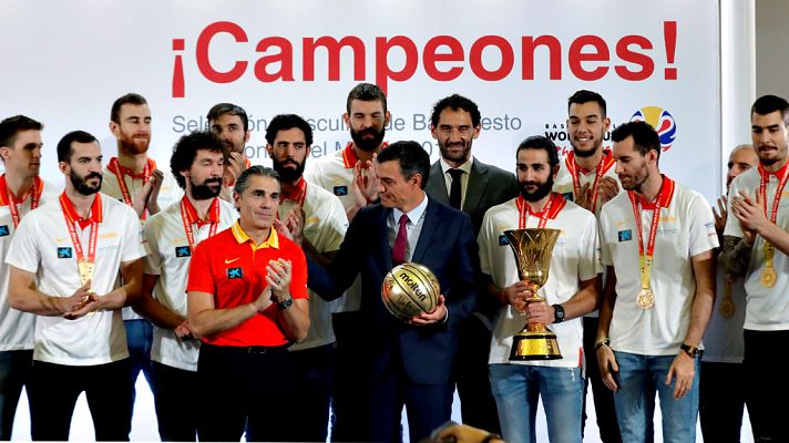 Telediario 1 - Los campeones del mundo se dirigen a Colón para celebrar el triunfo mundialista