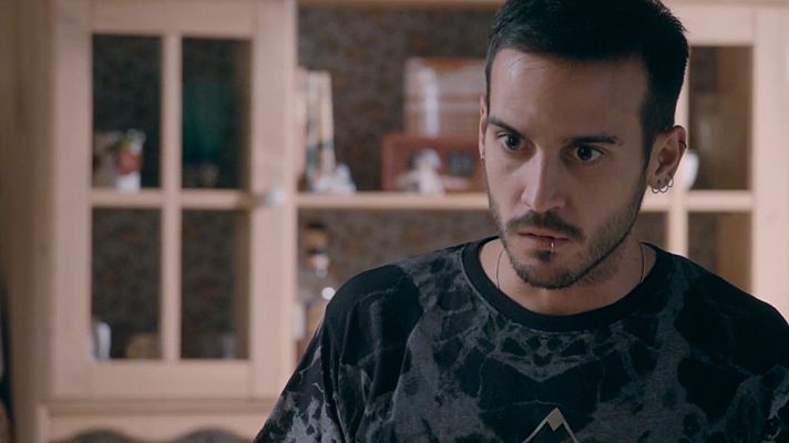 Servir y proteger - Silvia visita la casa de los Soler en busca de Ricky